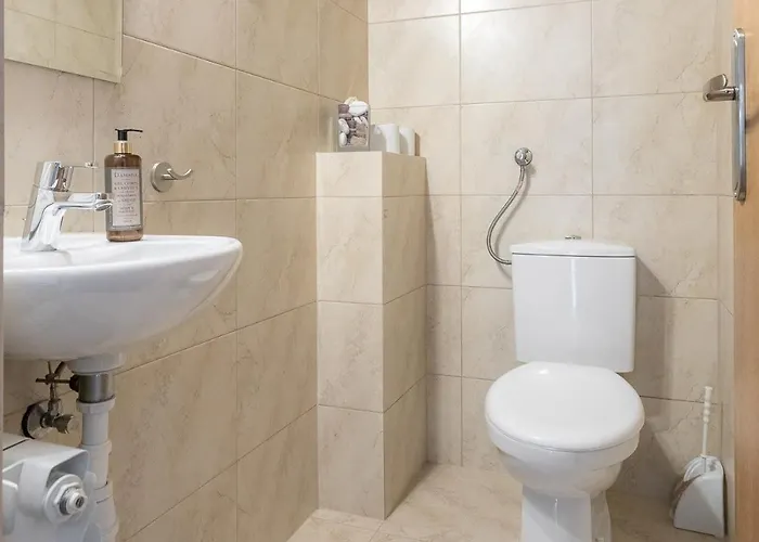 Large In Centre Of By Rent Like Apartamento